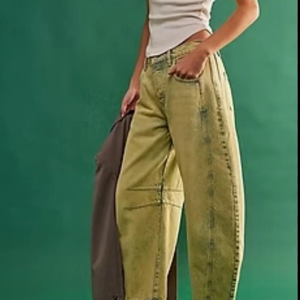 WE THE FREE GOOD LUCK MID-RISE BARREL JEANS - SIZE 27 - COLOR FLYING SAUCER - Picture 2 of 9